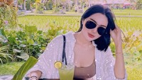 Restoran dengan pandangan sawah juga menjadi pilihannya. Suasana yang asri menjadi tempat yang tepat untuk bersantai bagi Wika Salim. Foto: Instagram/wikasalim