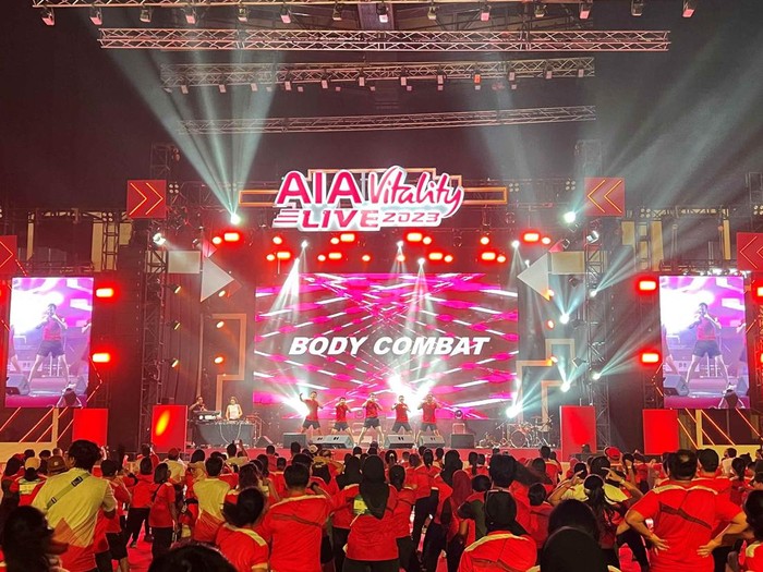 Sejumlah peserta mengikuti festival olahraga AIA Vitality Live 2023 di Jakarta, Minggu (8/1/2023).