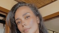 Rupanya selain sibuk syuting, Adinia Wirasti juga terlihat hobi ngopi. Foto: Instagram @adiniawrst