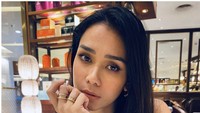 Momen ini diambil ketika Adinia Wirasti sedang menghabiskan waktu santainya sambil ngeteh di sebuah kafe. Foto: Instagram @adiniawrst