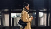 Sambil menunggu subway di kota New York, wanita berumur 35 tahun itu tak lupa menikmati kopi hangatnya. Foto: Instagram @adiniawrst