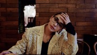 Bahkan sebelum makanannya datang, Adinia Wirasti sudah terlihat memegang segelas latte hangat. Foto: Instagram @adiniawrst