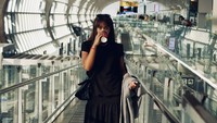 Lagi-lagi sembari menunggu pesawat, pemeran dr.Sekar di series Mendua ini menyeruput kopinya. Kira-kira Adinia suka kopi apa ya? Foto: Instagram @adiniawrst