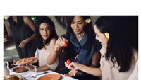Tak hanya ngopi sendiri, Adinia Wirasti juga suka kumpul bersama teman-temannya. Kali ini ia sedang menikmati makan besar bersama teman aktrisnya. Foto: Instagram @adiniawrst