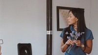 Tampaknya kali ini aktris itu sedang mampir di sebuah rumah tradisional di Yunani. Mereka disuguhkan roti yang menggiurkan. Foto: Instagram @adiniawrst