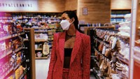 Wah bahkan saat belanja di supermarket pun Adinia Wirasti berpose dengan gaya yang estetik. Ia terlihat membeli camilan pedas nih. Foto: Instagram @adiniawrst