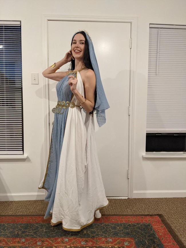 Aella mengklaim ketika seseorang sudah jarang mandi, tubuh akan menyesuaikan, sehingga tidak lagi menimbulkan bau. Foto: Twitter/@Aella_Girl