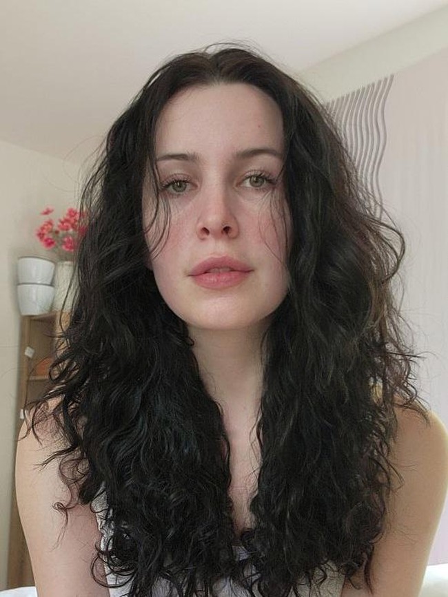 Meskipun mandi hanya 3 kali sebulan, Aella bukannya tidak bersih-bersih tubuh sama sekali. Ada beberapa bagian tubuh yang rutin dia bersihkan untuk mencegah bau badan. Salah satunya alat kelaminnya. Foto: Twitter/@Aella_Girl