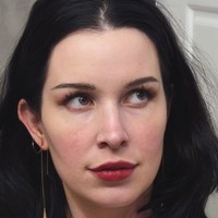 Aella juga rajin membersihkan ketiak tapi dia berusaha tidak memakai sabun, karena cara itu justru dapat memicu bau badan. Biasanya dia akan menggosok ketiaknya dengan handuk basah lalu memakai deodoran. Foto: Twitter/@Aella_Girl