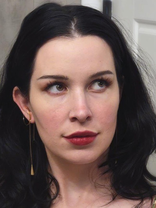 Aella juga rajin membersihkan ketiak tapi dia berusaha tidak memakai sabun, karena cara itu justru dapat memicu bau badan. Biasanya dia akan menggosok ketiaknya dengan handuk basah lalu memakai deodoran. Foto: Twitter/@Aella_Girl