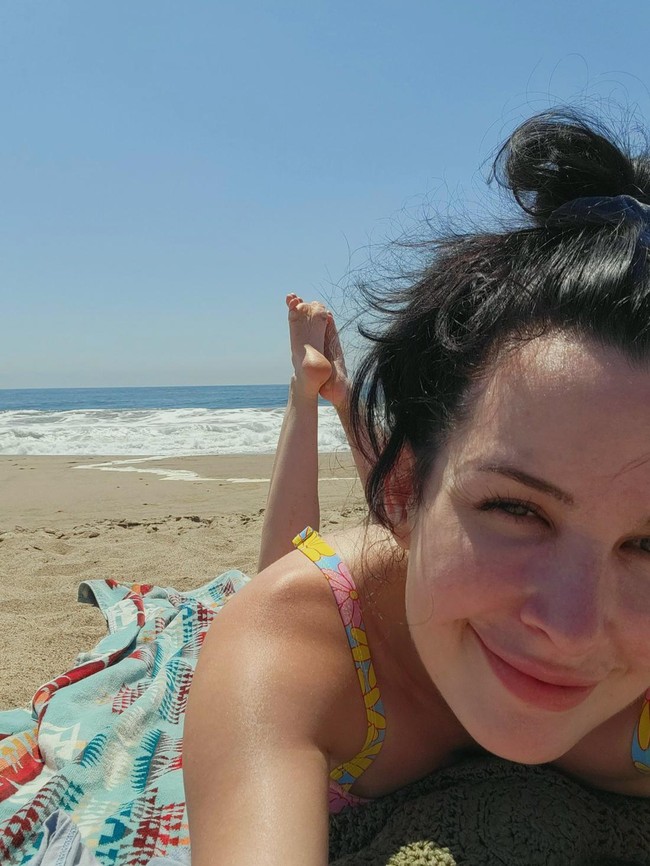 “Jika ada orang yang keramas setiap hari berhenti keramas, rambut mereka akan jadi berantakan dan berminyak. Tapi jika kamu rutin dan hati-hati, tubuh kamu akan menyesuaikan, tuturnya, seperti dikutip dari Daily Star. Foto: Twitter/@Aella_Girl