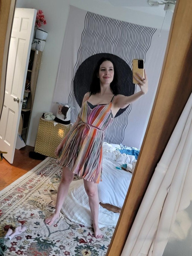 Dalam satu tahun, Aella hanya mandi 37 kali, atau tiga kali sebulan. Menurutnya mandi setiap hari bisa merusak mikrobioma alami kulit. Foto: Twitter/@Aella_Girl