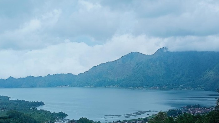 Air Danau Batur Kintamani, Kabupaten Bangli, Bali, perlahan mulai terlihat normal, Senin (9/1/2023).