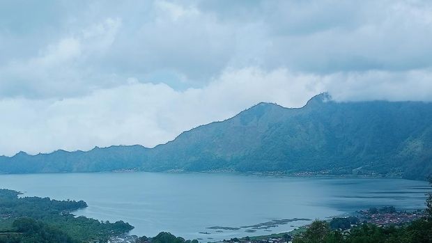 Air Danau Batur Kintamani, Kabupaten Bangli, Bali, perlahan mulai terlihat normal, Senin (9/1/2023).