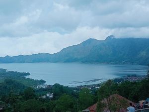Sempat Berubah Kehijauan, Warna Air Danau Batur Perlahan Normal
