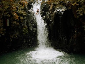 Wisata ke Air Terjun Aling-aling, Trekking Ditemani Pemandangan Menakjubkan