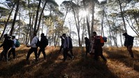Peserta tunanetra berjalan menuju area panjat tebing di Kathmandu, Nepal, Sabtu (7/1/2023).