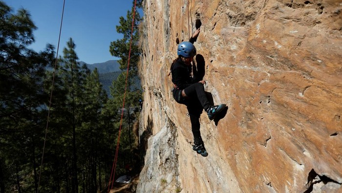 Aksi Berani Para Tunanetra di Nepal Taklukkan Tebing Tinggi Visually impaired participants along with volunteers arrive to take part in an event during the first inclusive rock climbing for visually impaired people in Kathmandu, Nepal January 7, 2023. REUTERS/Navesh Chitrakar