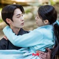 Lee Jae Wook menjadi perbincangan karena chemistry-nya dengan Go Yoon Jung dalam drama Korea Alchemy of Souls 2. Penggemar menyorot adegan ciuman keduanya. Foto: dok. tvN