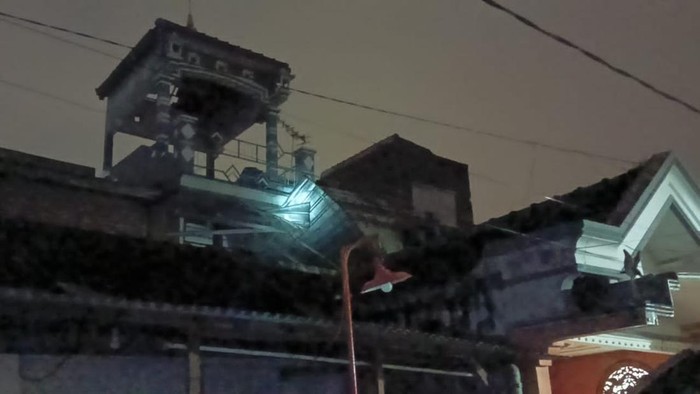 Angin Kencang Terjang Satu Desa di Mojokerto