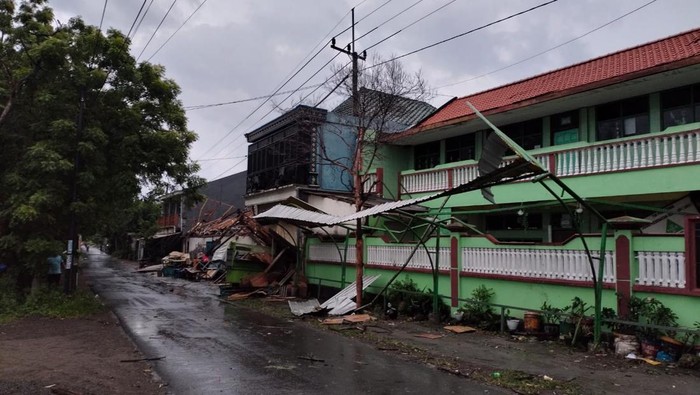 Angin puting beliung melanda Gresik, Jawa Timur pada Sabtu (7/1/2023). Peristiwa itu terjadi di Kecamatan Duduksampeyan dan Kecamatan Cerme, Gresik, Jawa Timur.