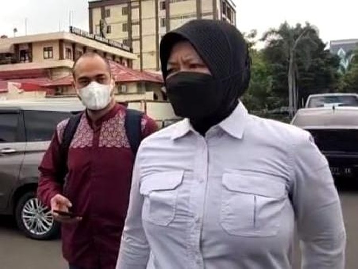 artis ferry irawan mendatangi polda jatim