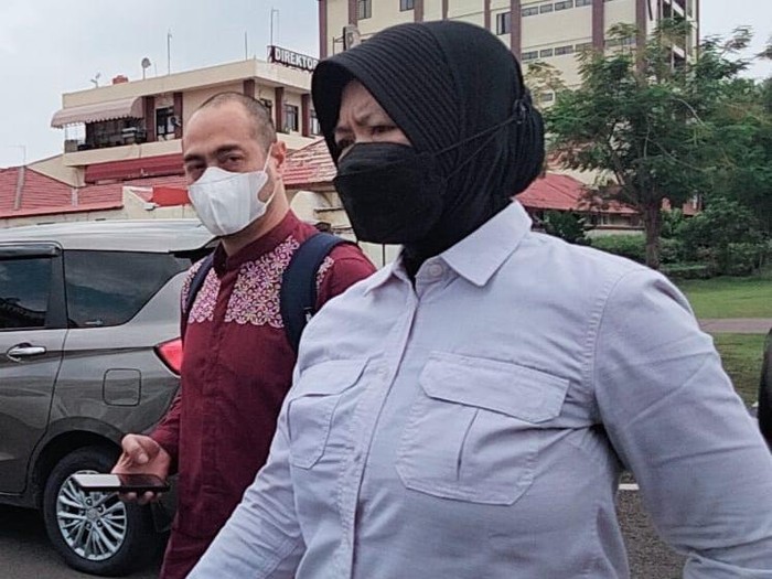 artis ferry irawan mendatangi polda jatim