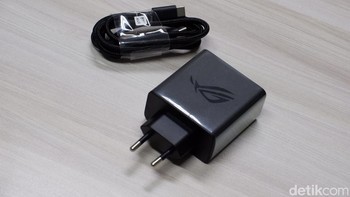 Dalam pakt penjualan diberikan charger 65W dan kabel data USB Type C. Foto: Adi Fida Rahman/detikINET