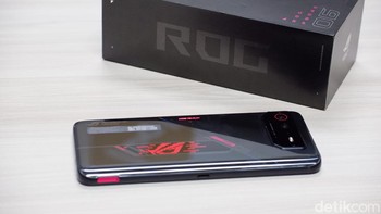Asus ROG Phone 6 disokong chipset Snapdragon 8+ Gen 1 yang diracik dengan RAM LPDDR5 hingga 18GB. Agar perangkat tetap adem saat bermain game, Asus memberikan Sistem pendingin GameCool 6 yang ditingkatkan mencakup teknologi pendinginan CPU 360°, ruang uap 30% lebih besar, dan lembaran grafit 85% lebih besar , bersama dengan desain CPU terpusat untuk meningkatkan pembuangan panas dari inti. Foto: Adi Fida Rahman/detikINET