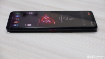 Agar makin maksimal bermain game maupun menikmati hiburan di Rog Phone 6 series, Asus memasang sistem audio GameFX yang memiliki fitur speaker ganda tujuh magnet simetris, dan headphone jack 3,5 mm. ROG Phone 6 turut membawa solusi audio spasial Dirac Virtuo yang menggunakan algoritma untuk mengaktifkan suara stereo yang imersif dari speaker internal smartphone sekaligus meningkatkan kualitas suara speaker secara keseluruhan. Foto: Adi Fida Rahman/detikINET
