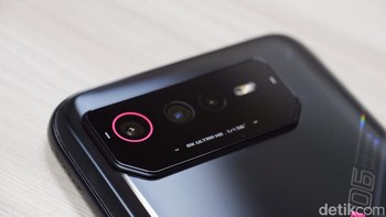 Departemen kamera juga menerima pembaruan dengan kamera utama Sony IMX766 50MP di samping modul ultrawide 13MP dan kamera makro 5MP. Kamera selfie kini menggunakan sensor Sony IMX663 12MP. Foto: Adi Fida Rahman/detikINET