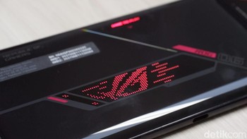 Logo dot-matrix ROG Fearless Eye yang terkenal di bagian belakang dapat diberikan tampilan gradasi warna yang fantastis menggunakan dua warna berbeda secara bersamaan. Pengguna juga dapat mempersonalisasi pencahayaan dengan banyak pilihan warna dan beberapa skema pencahayaan sesuai suasana hati. Foto: Adi Fida Rahman/detikINET