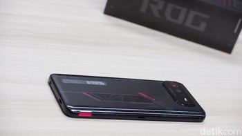 Asus ROG Phone 6 dibekali masih menggunakan baterai 6.000mAh yang dibagi menjadi dua sel masing-masing 3.000mAh, dan terdapat port USB-C ganda - satu di bagian bawah dan satu lagi di samping. Pengisian daya dengan kabel masih 65W seperti seri ROG Phone 5. Foto: Adi Fida Rahman/detikINET