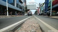 Saat ini di tengah-tengah jalan itu terdapat lubang yang dapat membahayakan pengendara.