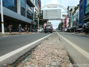 Awas Bahaya! Ada Lubang Bekas Separator di Jalan Pecenongan Jakarta
