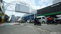 Lubang bekas bongkaran separator itu akan membahayakan pengendara yang melintas di jalan tersebut.