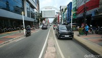 Kondisi jalan tampak berlubang, Padahal trotoar di sisa kanan dan kiri jalan tersebut telah diperbaiki.
