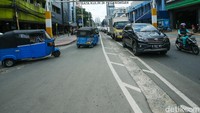 Lubang itu sangat berbahaya saat hujan mengguyur kawasan tersebut. Sebab lubang itu akan tertutup oleh genangan air hujan.