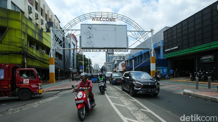 Kawasan kuliner di Jalan Pecenongan, Jakarta, telah dipercantik dengan melebarkan trotoar. Namun jalan di kawasan tersebut justru berlubang usai pembatas jalan dibongkar.