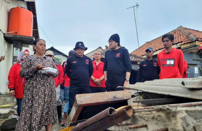 Bakti Sosial HUT PDIP Ke-50 untuk Korban Gempa Cianjur Kegiatan bakti sosial digelar oleh DPD Jabar dalam rangka HUT PDI Perjuangan Ke-50 untuk korban gempa Cianjur. Begini potretnya.