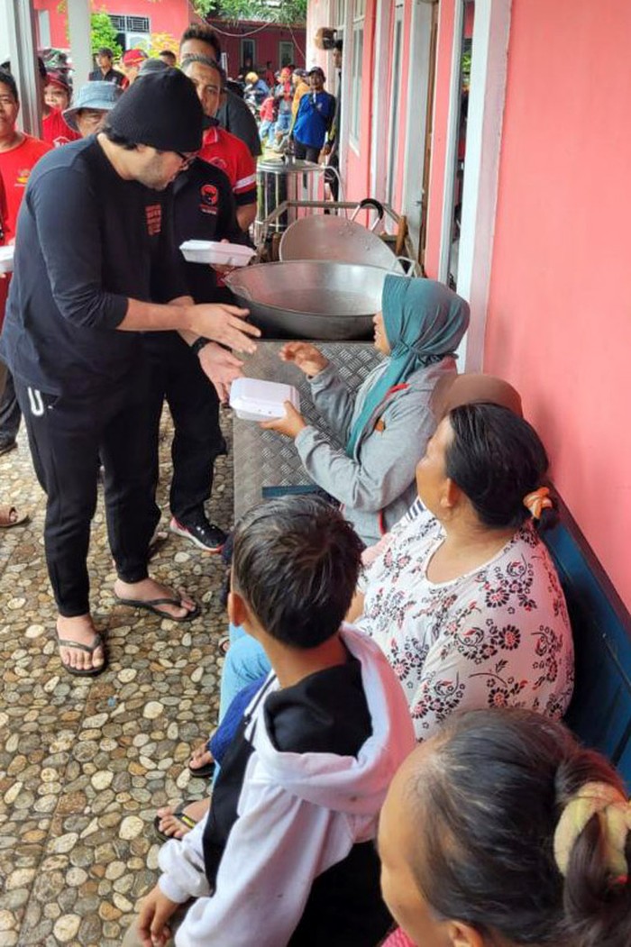 Bakti Sosial HUT PDIP Ke-50 untuk Korban Gempa Cianjur Kegiatan bakti sosial digelar oleh DPD Jabar dalam rangka HUT PDI Perjuangan Ke-50 untuk korban gempa Cianjur. Begini potretnya.