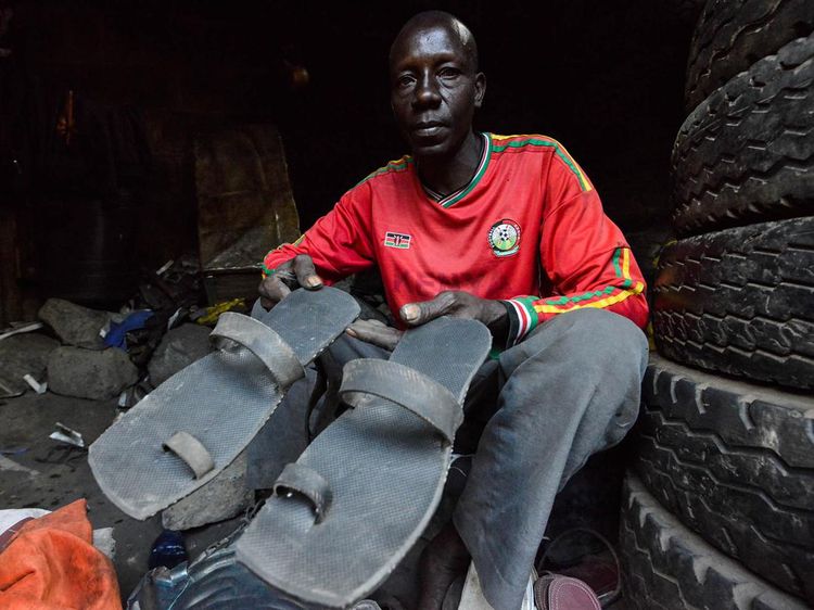 Perajin di Kenya Sulap Ban Bekas Jadi Sandal