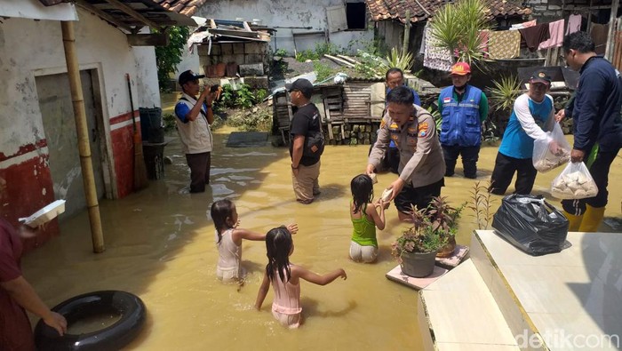 Banjir Bangkalan, Madura, Jawa Timur menerjang dua kecamatan, yaitu Arosbaya dan Blega. Banjir terjadi sebanyak tiga kali sejak pergantian tahun 2022.