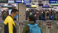 Sebagian besar negara juga memblokir wisatawan asing dan pelajar internasional bepergian ke China. Bahkan, ada yang menutup pintu bagi penerbangan dari China. AP Photo/Bertha Wang