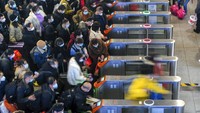 Aturan China itu berlaku usai beberapa negara seperti negara Eropa, Amerika Serikat, Korea Selatan, Jepang, dan Malaysia telah mengenakan pembatasan terhadap pelaku perjalanan dari China dengan menunjukkan hasil negatif tes PCR yang dilakukan maksimal 48 jam sebelum keberangkatan. AP Photo/Li Bo