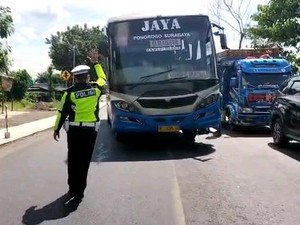 Beredar Video Bus Ngeblong Dihalau Polisi di Bypass Mojokerto
