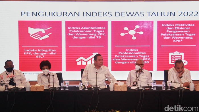 Lima anggota Dewan Pengawas KPK didampingi Juru Bicara KPK Ali Fikri (kanan) menggelar Konferensi Pers Capaian Kinerja Dewan Pengawas KPK Tahun 2022, di Gedung C1 KPK Jakarta, Senin (9/1/2023).