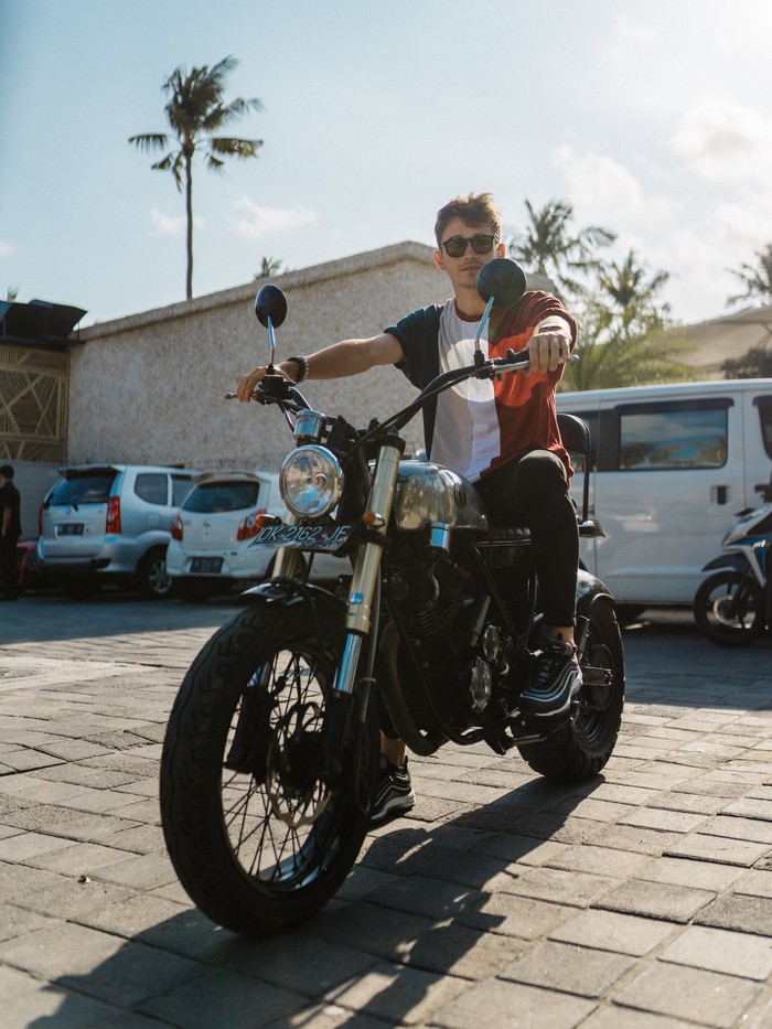 Charles Leclerc dengan Motor Modifikasi di Bali
