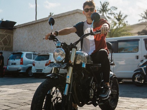 Charles Leclerc dengan Motor Modifikasi di Bali
