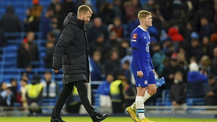 Chelseas head coach Graham Potter, left, walks at the end of the English FA Cup soccer match between Manchester City and Chelsea at the Etihad Stadium in Manchester, England, Sunday, Jan. 8, 2023. (AP Photo/Dave Thompson)